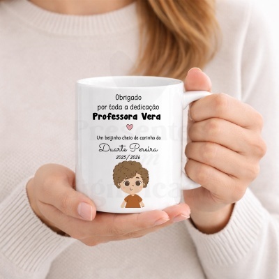 Caneca branca com texto de agradecimento e desenho de criança