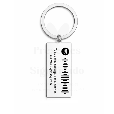 Porta-chaves metálico prateado com gravação a negro e texto personalizado.