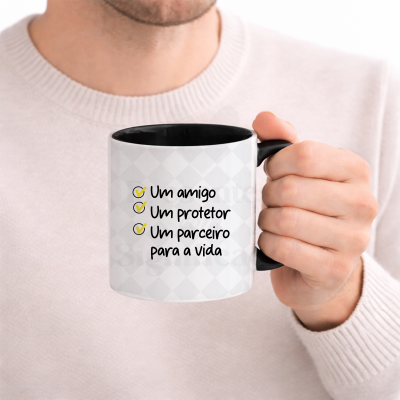 Caneca branca com interior e pega pretos e texto em português