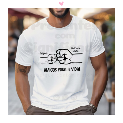T-shirt branca com estampa de soco e texto Amigos para a vida