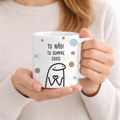 Caneca branca com desenho e texto em português