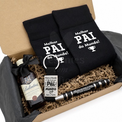 Caixa de presente com meias pretas, garrafa de whisky, chaveiro e caneta