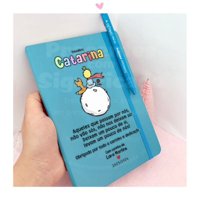 Caderno azul claro com desenho de boneco de neve e texto em português personalizado com o nome Catarina