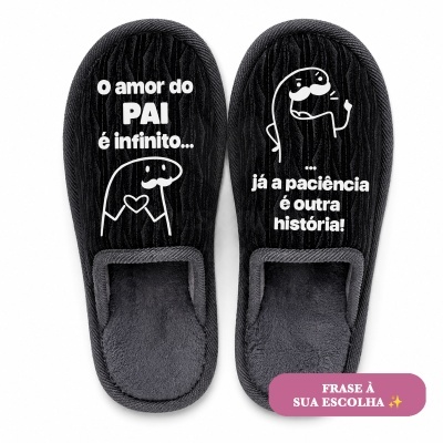 Chinelos pretos com frases em português e ilustração branca