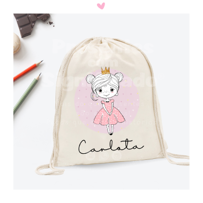 Mochila de cordão branca com desenho de menina de vestido cor-de-rosa e coroa dourada e nome Carlota