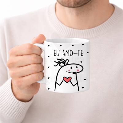 Caneca branca com desenho de personagem e texto EU AMO-TE