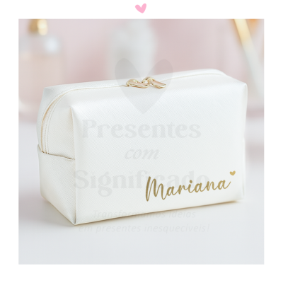 Estojo branco com fecho dourado e nome personalizado 'Mariana' em dourado