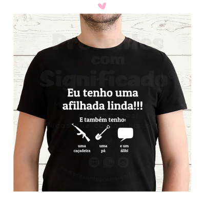 Homem com camiseta preta com texto branco e imagens humorísticas sobre afilhada e armas