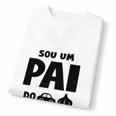 T-shirt branca com texto preto SOU UM PAI e imagens de carro e alho