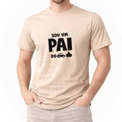 T-shirt bege com texto e ícones pretos ao centro