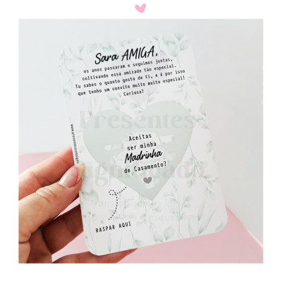 Cartão convite com padrão de folhas verdes e texto para madrinha de casamento