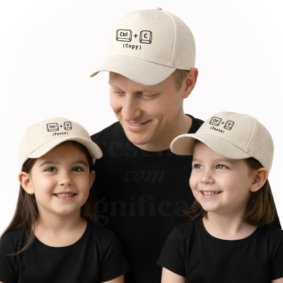 Três pessoas com bonés bege escritos Ctrl C Copy e Ctrl V Paste