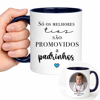 Caneca branca com interior azul escuro e texto em português, com foto de bebé e legenda