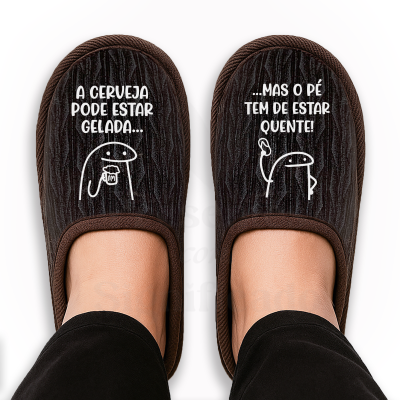 Chinelos castanhos com frases divertidas e desenhos em branco