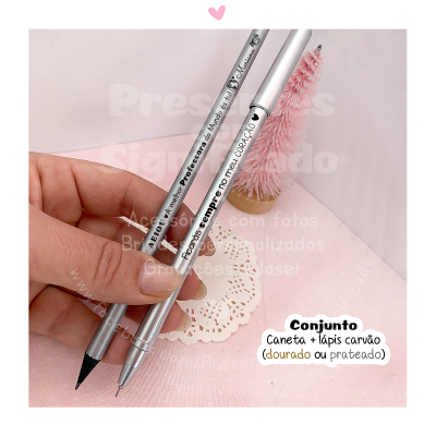 Caneta prateada e lápis carvão com fundo rosa e decoração de natal