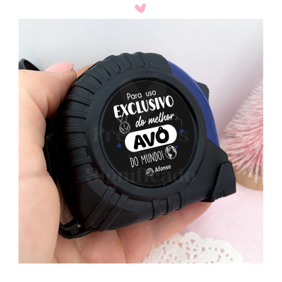 Trena preta e azul com frase para avô e decoração rosa no fundo