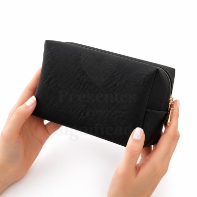 Necessaire preta texturizada com fecho dourado segurada por mãos femininas