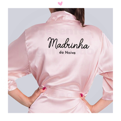 Robe de cetim rosa claro com texto 