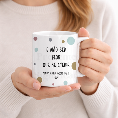 Caneca branca com bolinhas coloridas e texto em português