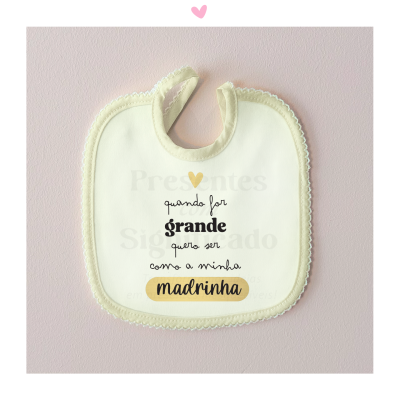 Babete de bebé branco com mensagem em várias cores e borda de crochet
