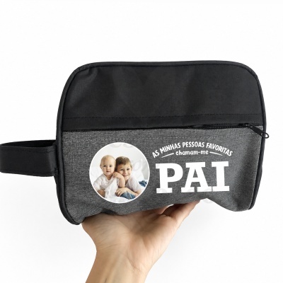 Necessaire cinzenta e preta personalizada com texto branco e foto de duas crianças