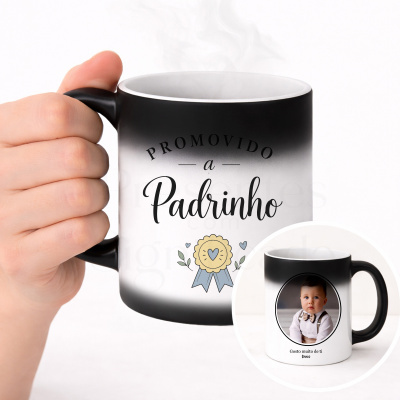 Caneca preta e branca com texto e foto personalizada para padrinho