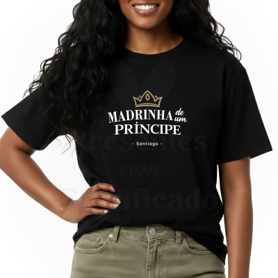 T-shirt preta feminina com texto e coroa dourada