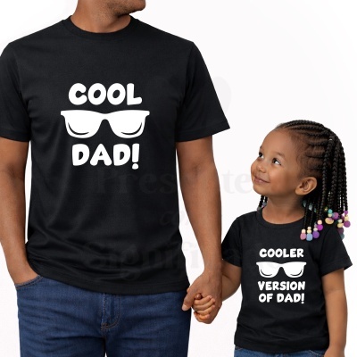 T-shirts pretas com textos brancos: COOL DAD! e COOLER VERSION OF DAD! com desenho de óculos.