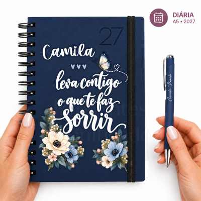 Caderno diário azul A5 com capa decorada por flores, borboleta e texto personalizado, acompanhado por uma caneta azul.