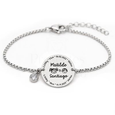 Pulseira metálica prateada com pendente gravado com nomes Matilde e Santiago e dados de nascimento