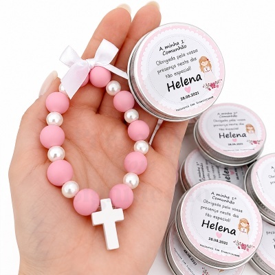 Pulseira rosa e branca para 1ª Comunhão com caixa metálica personalizada.