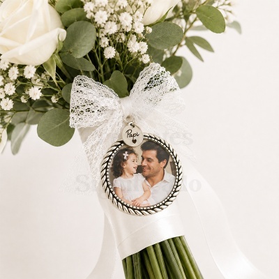 Ramo de flores com medalhão fotográfico e pendente com texto Papi