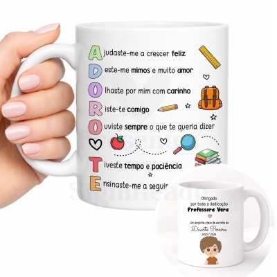 Caneca branca com mensagem personalizada para professora em português e desenhos coloridos de objetos escolares.