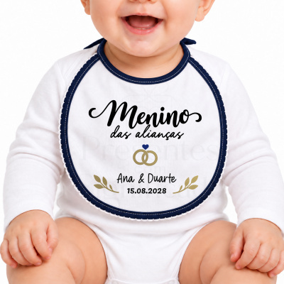 Babete branco para bebé com texto Menino das alianças e design de alianças douradas.