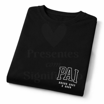 Camisola preta dobrada com texto branco PAI DESDE 2023 E 2026