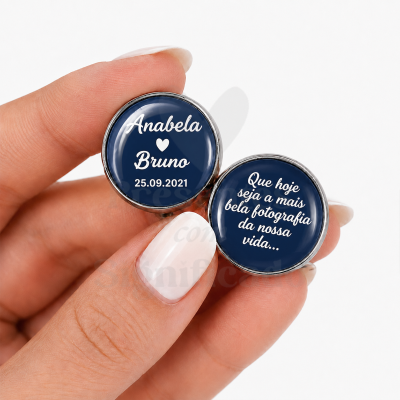 Botões de punho redondos com fundo azul escuro e texto branco