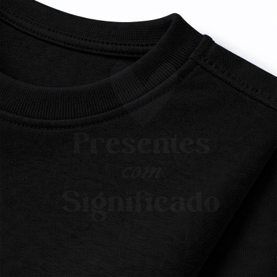 Camisola preta com gola redonda e costuras visíveis