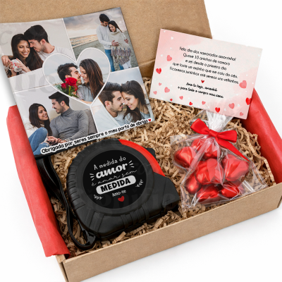 Caixa de presente romântica com fita métrica, corações vermelhos e cartão em papel kraft.