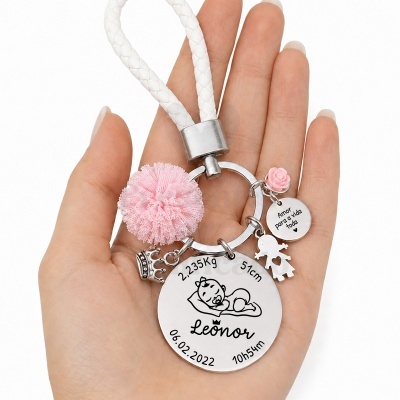 Porta-chaves com pendentes personalizados para bebé com nome e dados de nascimento.