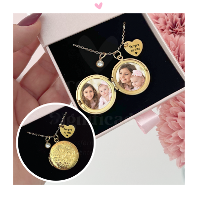 Colar dourado com medalhão aberto mostrando duas fotos e uma placa gravada