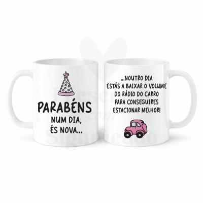 Duas canecas brancas com texto humorístico e desenhos coloridos