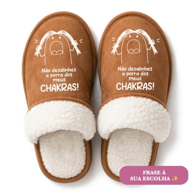 Chinelos cáqui com forro branco felpudo e texto branco impresso na parte superior