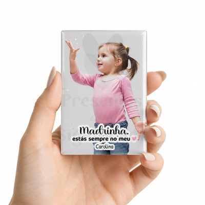 Peça retangular transparente com imagem de criança e texto em português para madrinha.