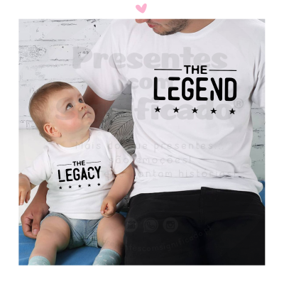 Bebé e adulto com t-shirts brancas com texto preto sentados em fundo branco com padrão de tijolos cinzentos