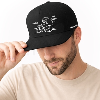 Boné preto com desenho branco de dois punhos e textos personalizados