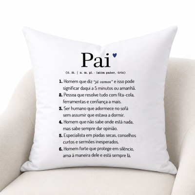 Almofada branca com texto em português sobre o significado humorístico da palavra Pai num sofá bege