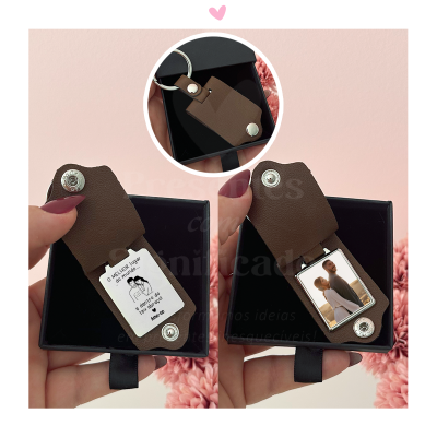 Chaveiro de pele castanha com foto e mensagem, dentro de caixa preta sobre fundo rosa