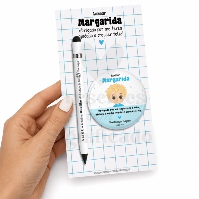 Conjunto caneta branca e íman redondo personalizado com ilustração e texto em cartão de fundo branco com linhas azuis.