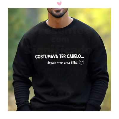 Sweatshirt preta com texto impresso branco usada por homem ao ar livre