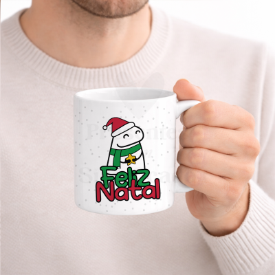 Caneca de cerâmica branca com design de Natal e texto Feliz Natal.